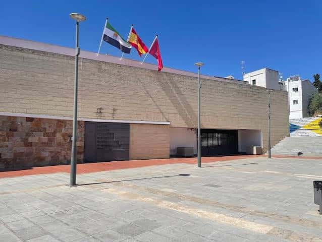 Fachada principal del museo con banderas de España, Extremadura y Badajoz