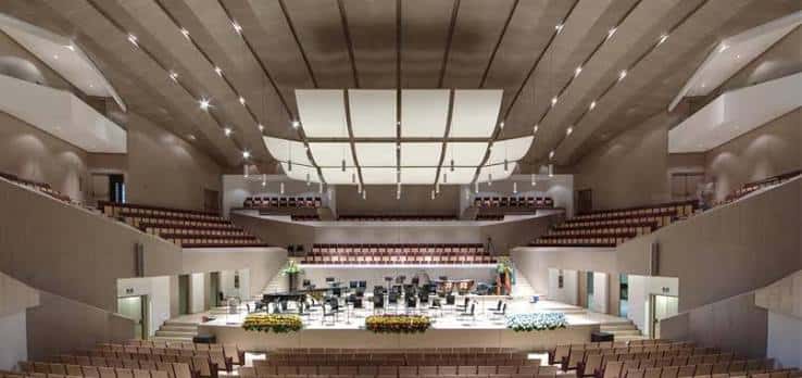 Interior del auditorio con escenario preparado para concierto y butacas vacías
