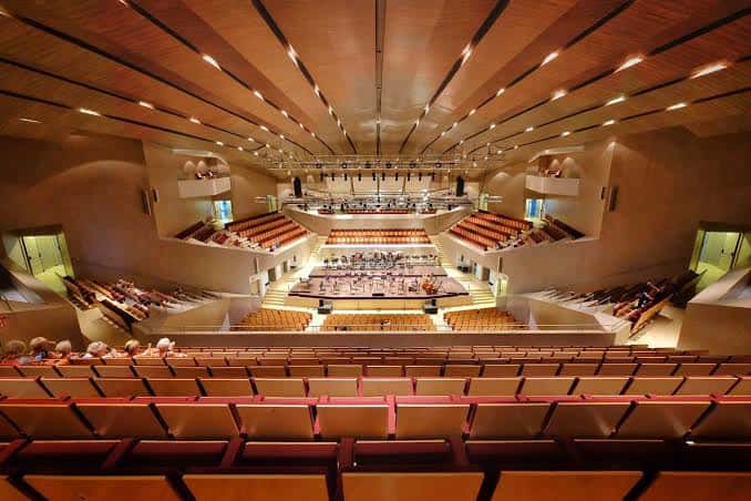 Vista panorámica del auditorio con orquesta en escena y público sentado