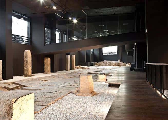 Vista general del interior de la Vía del Pòrtic con los restos arqueológicos iluminados