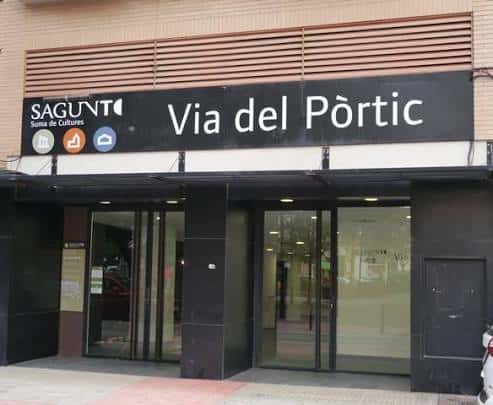Fachada principal del centro cultural Vía del Pòrtic en Sagunto