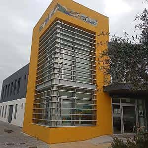 Fachada exterior de la Biblioteca Santa Anna con diseño moderno y color amarillo