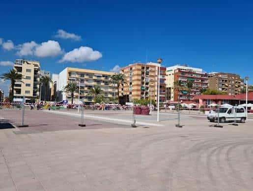 Vista panorámica de la Plaza de la Concordia con edificios residenciales al fondo