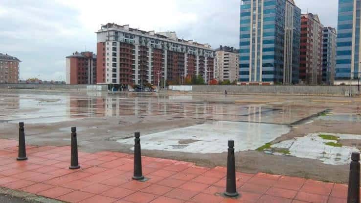 Explanada vacía con edificios residenciales al fondo