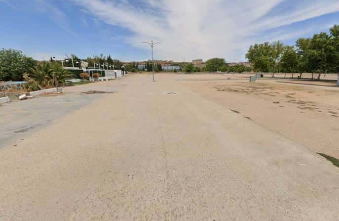 Vista exterior del Casal Jove con fachada de hormigón y zona ajardinada