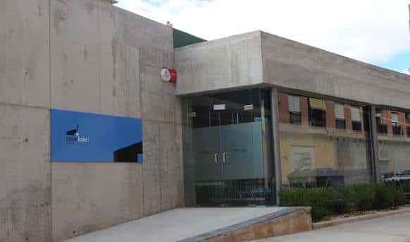 Fachada lateral del edificio con placa identificativa y acceso principal
