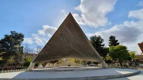 Vista frontal del anfiteatro del Parque Juan XXIII con su característica estructura hiperbólica de hormigón bajo un cielo azul