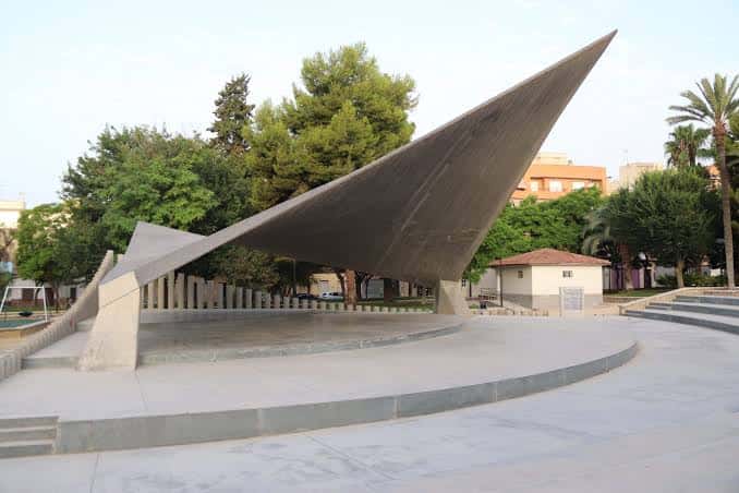 Vista lateral del anfiteatro del Parque Juan XXIII mostrando su diseño arquitectónico único y el espacio circundante
