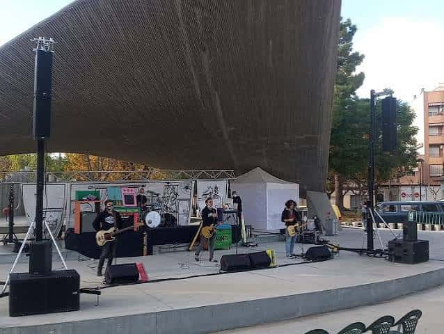 Concierto en el anfiteatro del Parque Juan XXIII con banda actuando bajo la estructura de hormigón