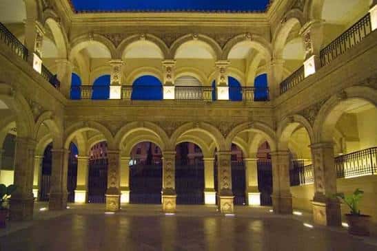 El patio de armas del convento iluminado por la noche, ideal para eventos