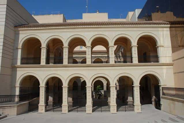Detalle de la arquitectura de arcos y columnas del patio principal