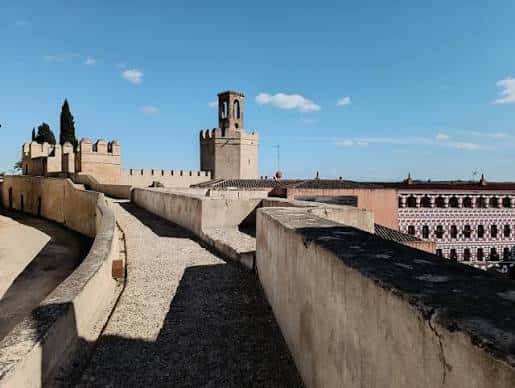 Torre de Espantaperros y murallas de la Alcazaba al atardecer