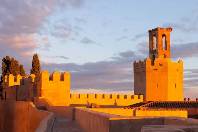 Pasarela de la Alcazaba con la Torre de Espantaperros al fondo