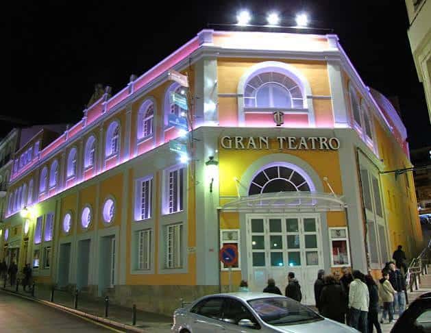 Fachada exterior del Gran Teatro de Cáceres iluminada por la noche