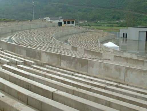 Vista general del auditorio con gradas de hormigón y escenario