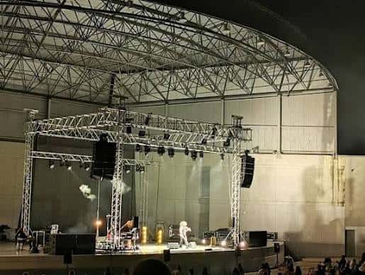 Concierto en el interior del auditorio con escenario iluminado