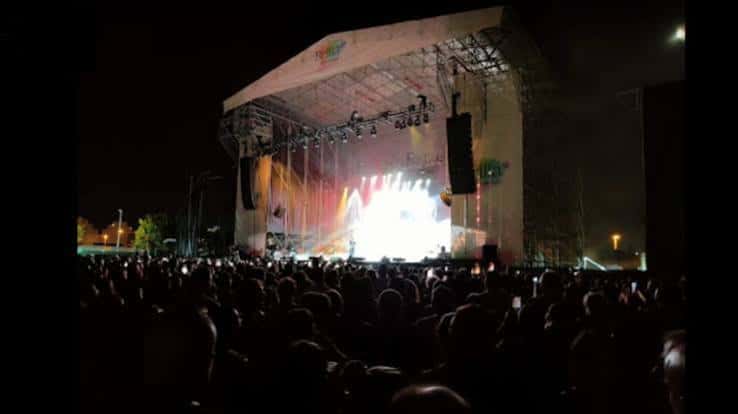 Concierto nocturno con escenario iluminado y multitud en el Parque Antonio Soria
