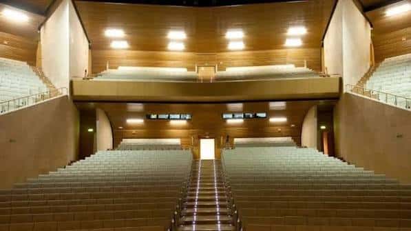 Aula magna del Palacio de Congresos con asientos y balcón superior