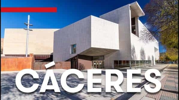 Fachada exterior moderna del Palacio de Congresos de Cáceres