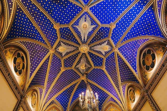 Cúpula estrellada del Salón de los Reyes con detalles góticos
