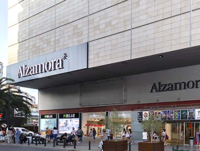 Fachada principal del Centro Comercial Alzamora con el nombre visible