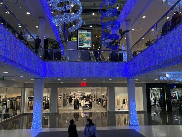 Interior del centro comercial decorado con luces azules navideñas