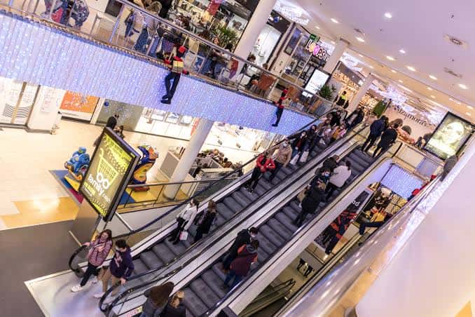 Vista aérea de la escalera mecánica y el atrio del centro comercial