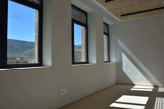 Interior luminoso del centro con grandes ventanales y vistas al paisaje