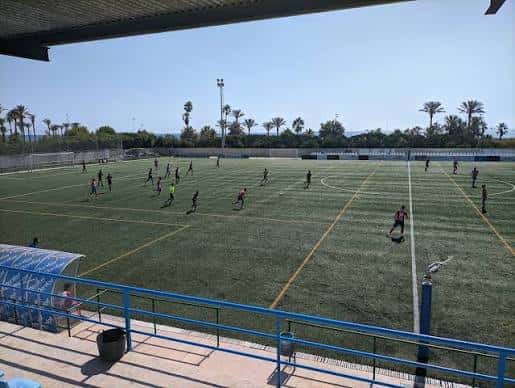 Partido de fútbol en el campo con jugadores en acción
