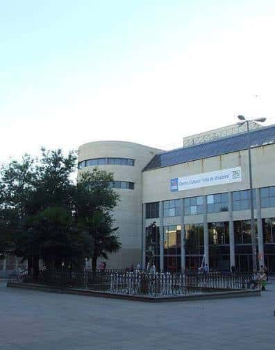 Vista exterior del Teatro Villa de Móstoles con su fachada moderna y señalización
