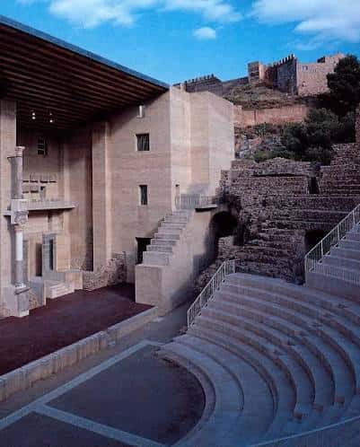 Detalle arquitectónico del teatro mostrando la integración entre la estructura romana y el escenario contemporáneo