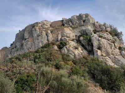 Formación rocosa de Penyeta Roja con vegetación mediterránea