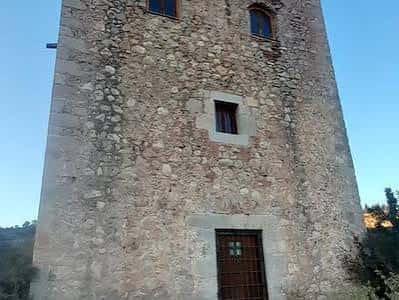 Torre histórica de piedra en el entorno de Penyeta Roja