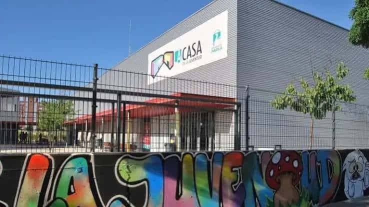 Entrada principal con letrero que indica 'Campos de Fútbol Íker Casillas'