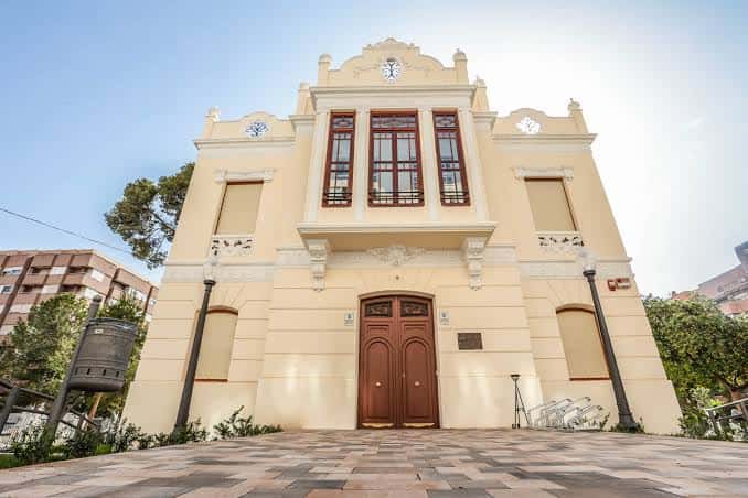 Fachada principal de la Casa Grande del Jardín de la Música en Elda