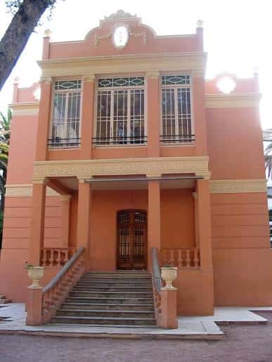 Vista frontal de la Casa Grande con escalinata y detalles arquitectónicos