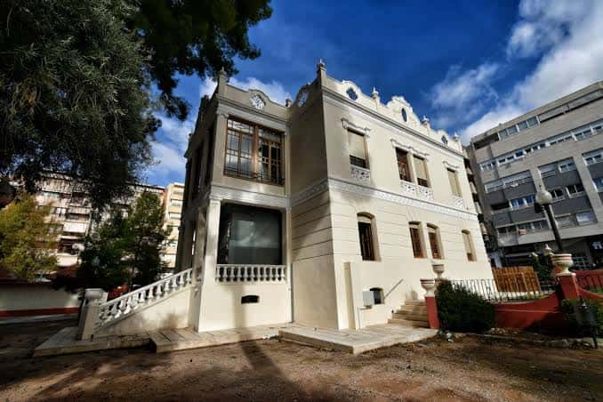 Ángulo lateral de la Casa Grande con cielo azul y entorno urbano