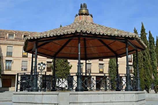 Primer plano del kiosco de música con detalles arquitectónicos y cielo despejado