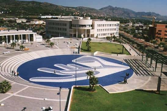 Plaza principal del campus con el emblemático diseño de la mano en el suelo