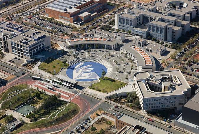 Vista aérea del campus mostrando la arquitectura moderna y espacios verdes