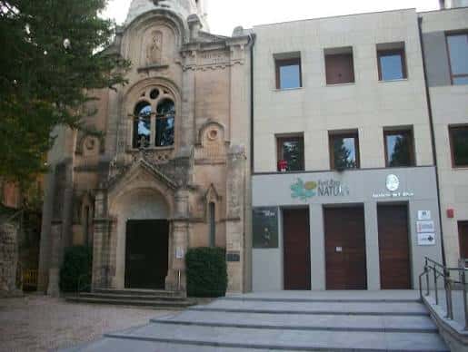 Fachada del Centro de Visitantes junto al Santuario de la Font Roja