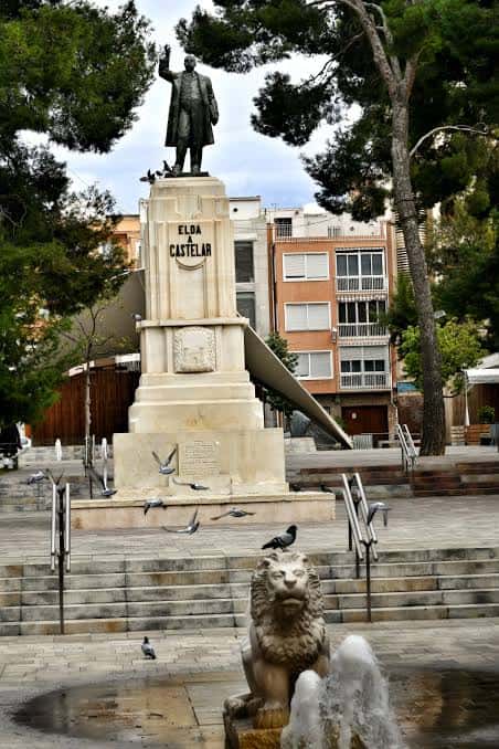 Vista frontal del monumento a Emilio Castelar con la fuente y el león en primer plano