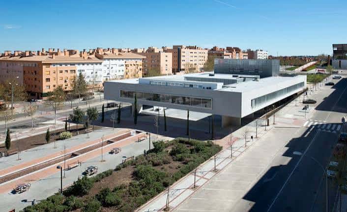 Vista aérea del Espacio Miguel Delibes mostrando su arquitectura moderna y entorno urbano