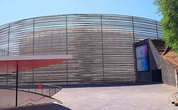 Vista exterior del Palacio de Congresos Manuel Rojas con su característica fachada de lamas metálicas curvas