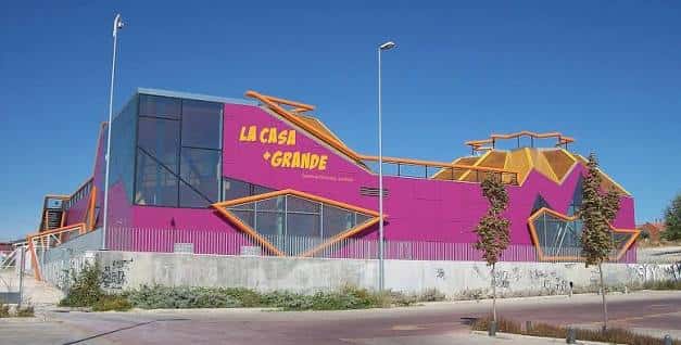 Fachada principal de La Casa+Grande mostrando el nombre del centro cultural