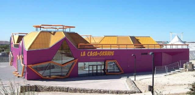 Ángulo lateral del edificio que resalta su diseño moderno y espacios al aire libre