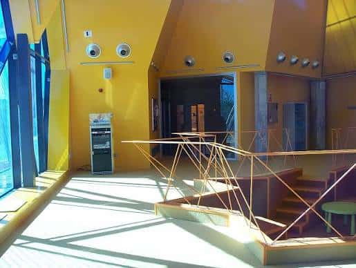 Interior del vestíbulo con iluminación natural y elementos arquitectónicos característicos