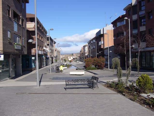 Vista panorámica de la Calle Real peatonal con bancos y zonas verdes