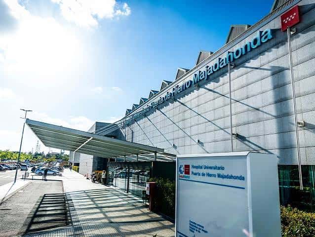 Entrada principal del hospital con marquesina y señalización institucional bajo luz solar