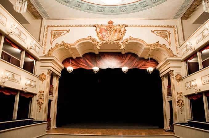 Vista del escenario principal del Teatro Real Carlos III con cortinas rojas y decoración dorada